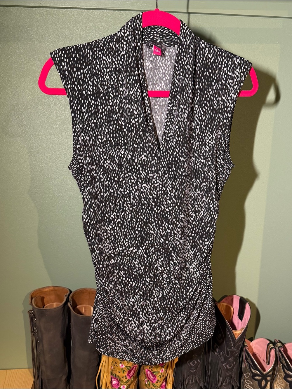 Vince Camuto Sleeveless Black & White V-Neck Ruched Top medium